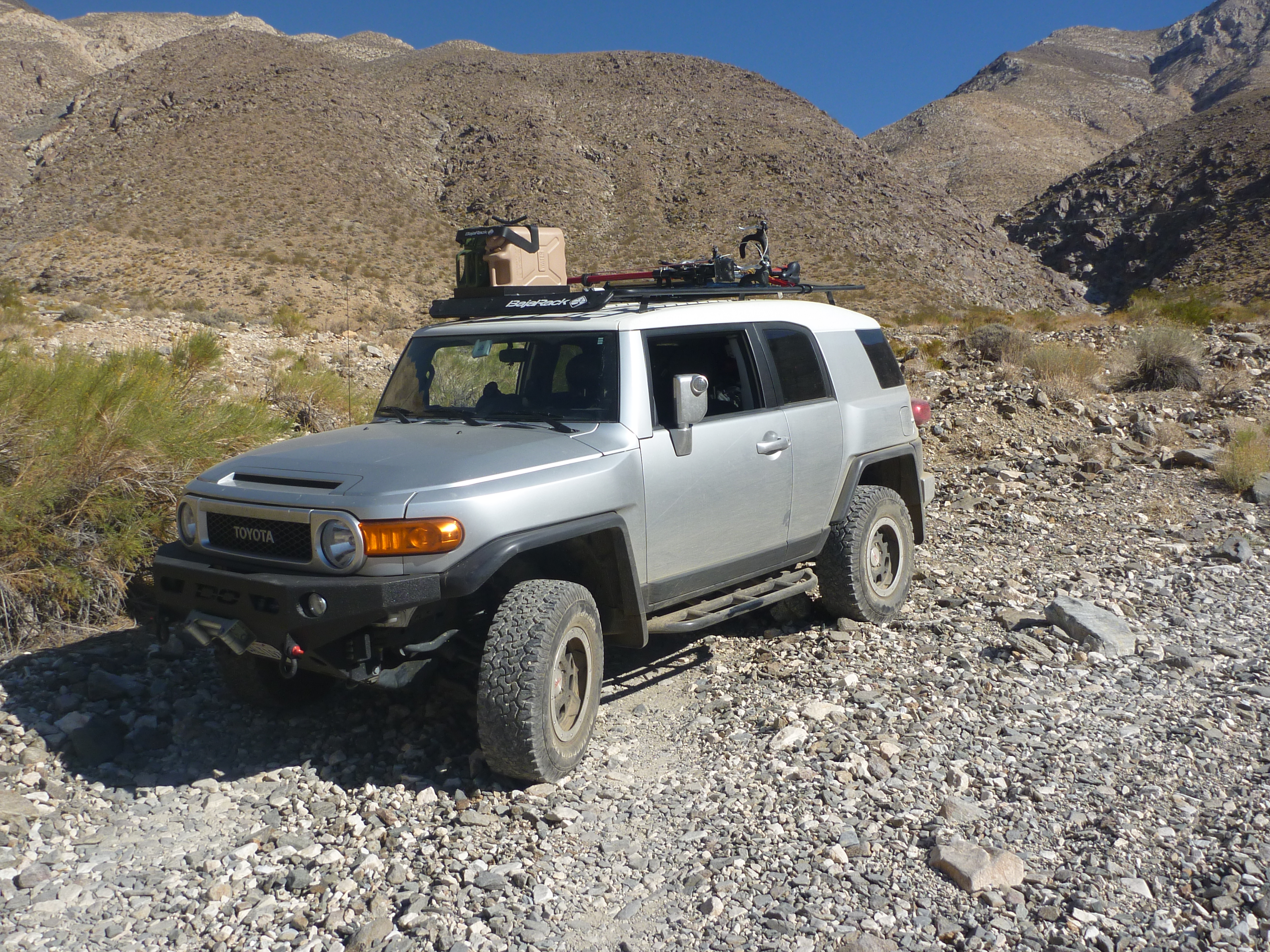 ford escape vs toyota fj cruiser #3